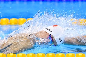 j9九游会登录 -亚冠次回合对决在即！洛杉矶湖人演练定位球，罗马密集防守应对